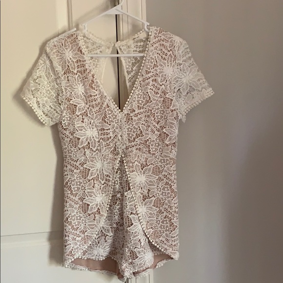 White Lace and nude short romper By Love Tree Size Medium - Picture 1 of 2